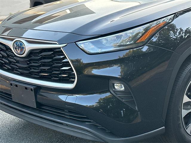 Photo of 2020 Midnight Black Toyota Highlander Hybrid