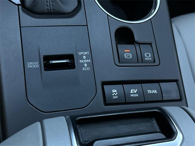 Photo of 2020 Midnight Black Toyota Highlander Hybrid