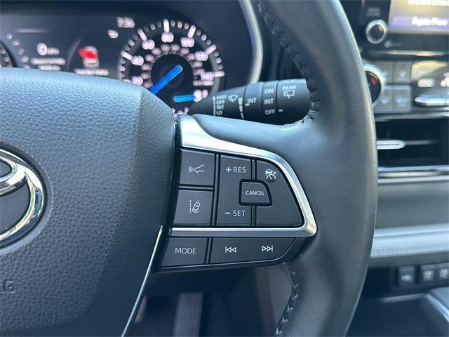 Photo of 2020 Midnight Black Toyota Highlander Hybrid