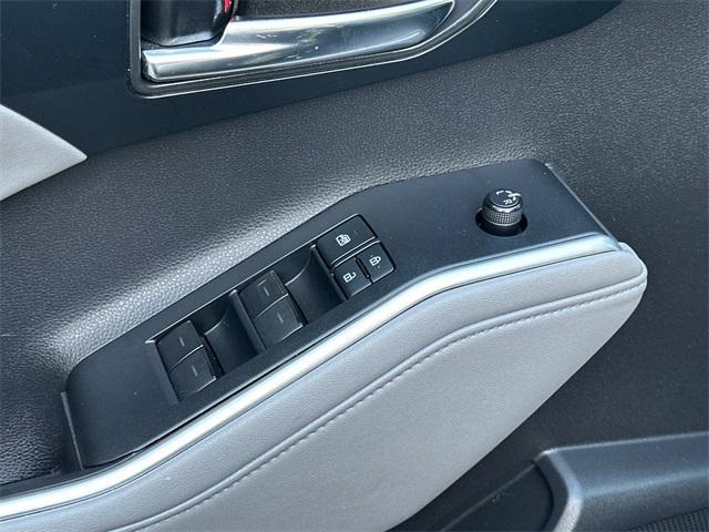 Photo of 2020 Midnight Black Toyota Highlander Hybrid