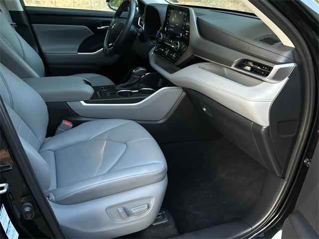 Photo of 2020 Midnight Black Toyota Highlander Hybrid