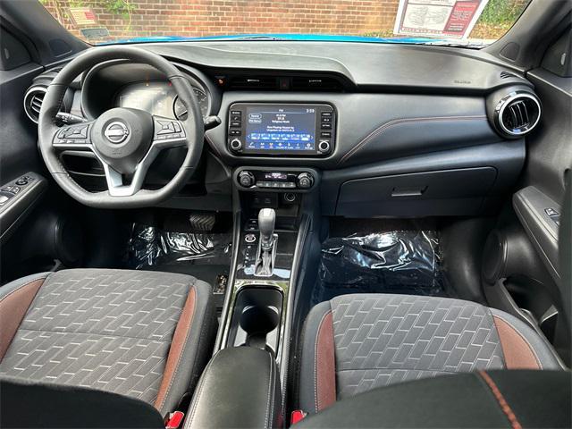 Photo of 2023 Electric Blue Metallic Nissan Kicks