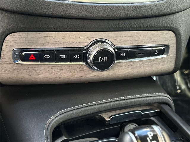 Photo of 2021 Crystal White Volvo XC90