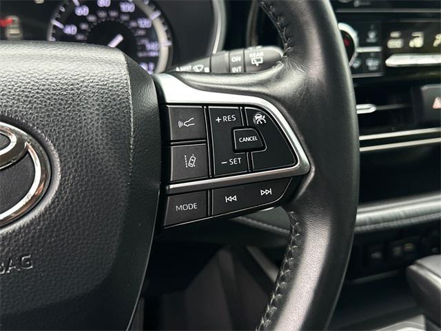 Photo of 2020 Midnight Black Metallic Toyota Highlander