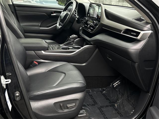Photo of 2020 Midnight Black Metallic Toyota Highlander