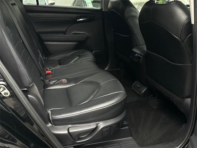 Photo of 2020 Midnight Black Metallic Toyota Highlander