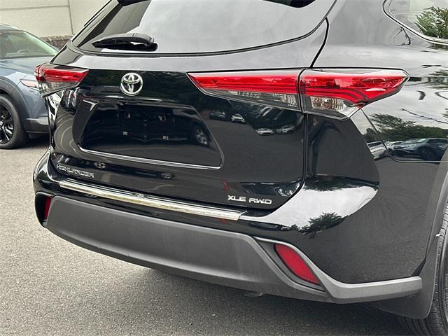 Photo of 2020 Midnight Black Metallic Toyota Highlander