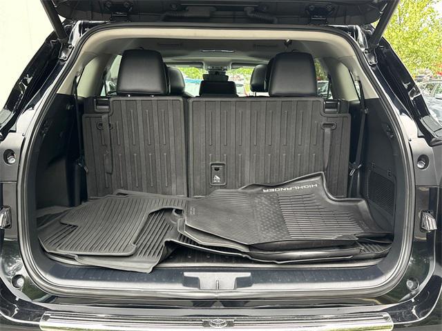 Photo of 2020 Midnight Black Metallic Toyota Highlander