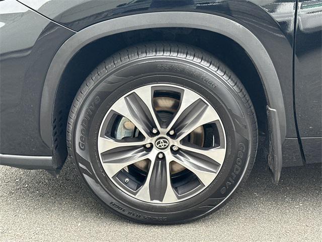 Photo of 2020 Midnight Black Metallic Toyota Highlander