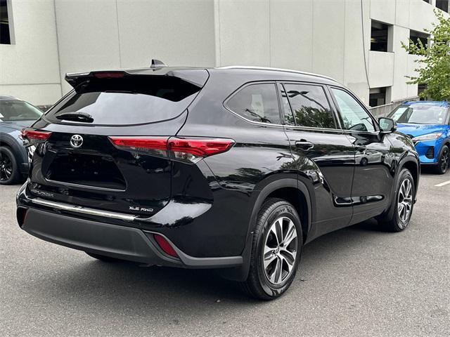 Photo of 2020 Midnight Black Metallic Toyota Highlander