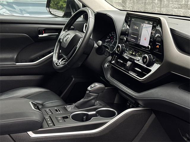 Photo of 2020 Midnight Black Metallic Toyota Highlander