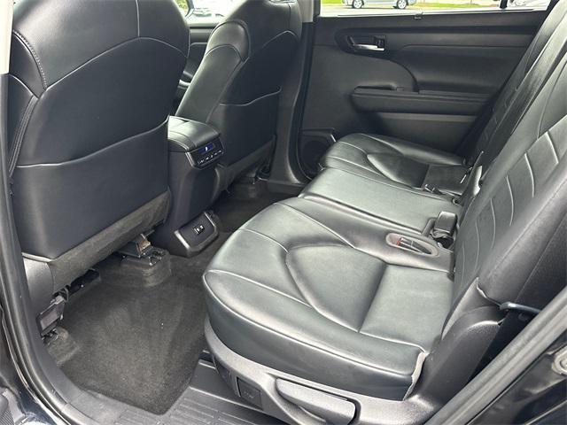 Photo of 2020 Midnight Black Metallic Toyota Highlander