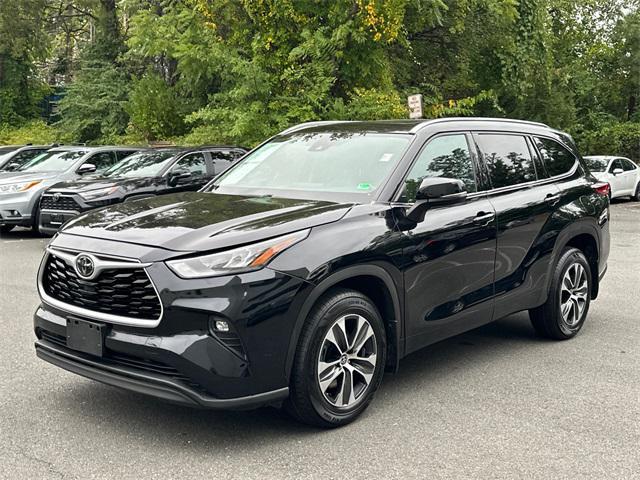 Photo of 2020 Midnight Black Metallic Toyota Highlander