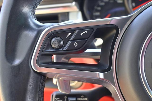 Photo of 2020 Jet Black Metallic Porsche Macan