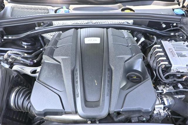 Photo of 2020 Jet Black Metallic Porsche Macan