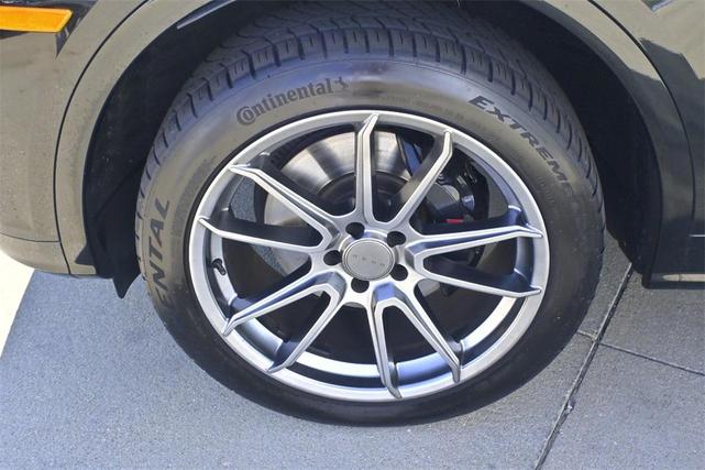 Photo of 2020 Black Metallic Audi SQ5