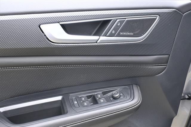 Photo of 2025 Silver Mist Metallic Volkswagen Atlas Cross Sport