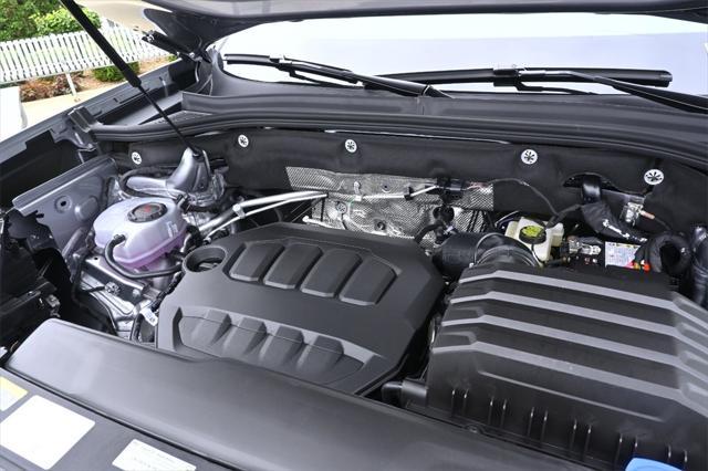 Photo of 2025 Silver Mist Metallic Volkswagen Atlas Cross Sport