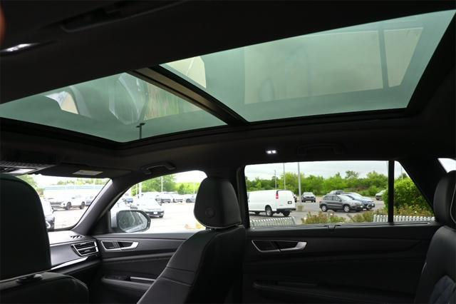 Photo of 2025 Silver Mist Metallic Volkswagen Atlas Cross Sport