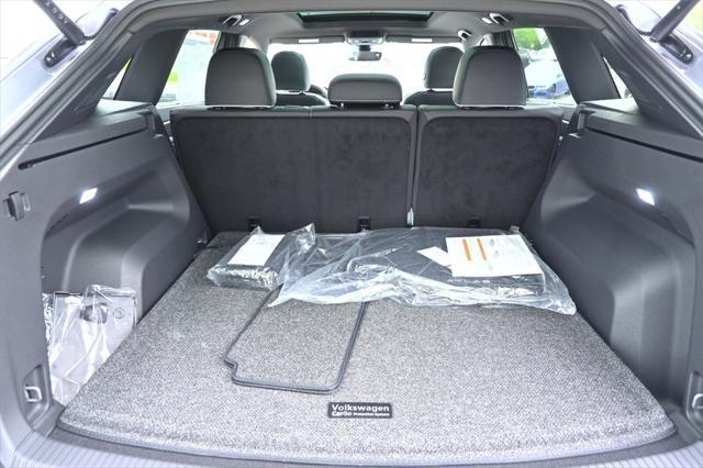 Photo of 2025 Silver Mist Metallic Volkswagen Atlas Cross Sport