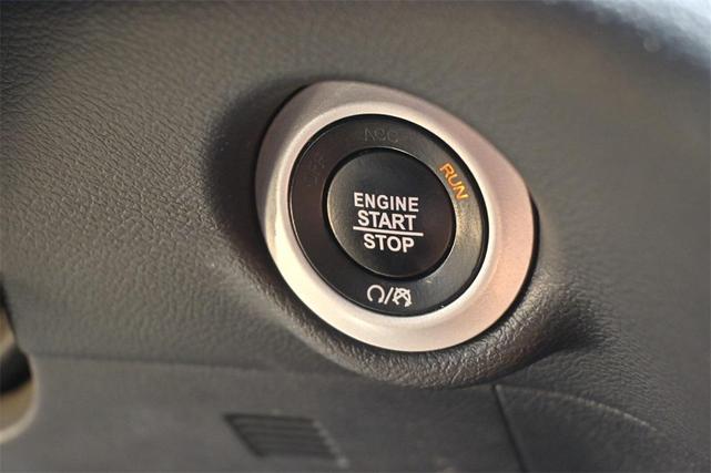 Photo of 2020 Brilliant Black Crystal Pearlcoat Chrysler Pacifica