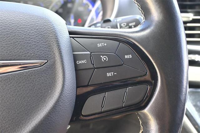 Photo of 2020 Brilliant Black Crystal Pearlcoat Chrysler Pacifica