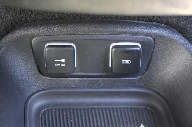 Photo of 2020 Brilliant Black Crystal Pearlcoat Chrysler Pacifica