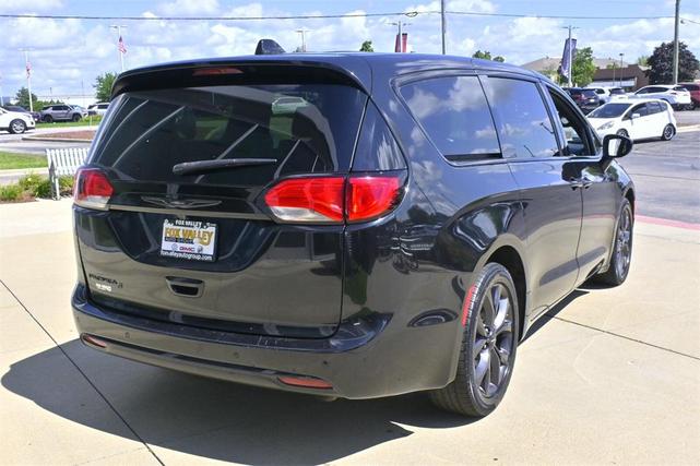 Photo of 2020 Brilliant Black Crystal Pearlcoat Chrysler Pacifica