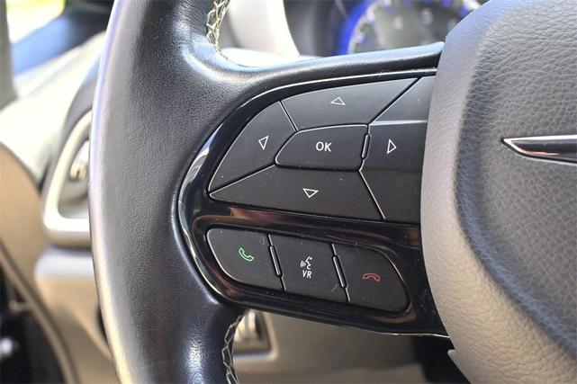 Photo of 2020 Brilliant Black Crystal Pearlcoat Chrysler Pacifica