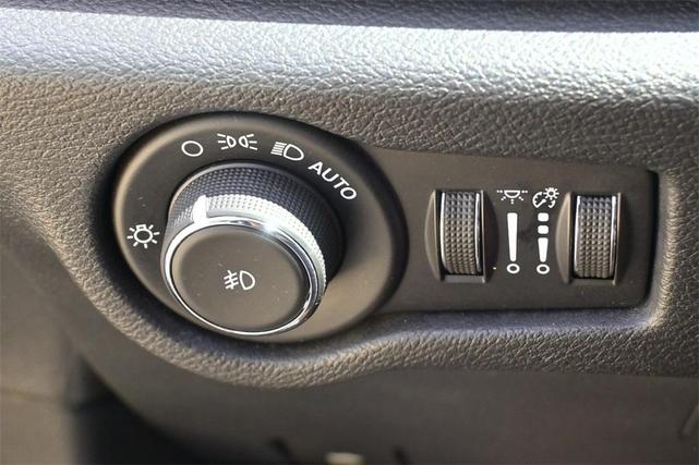 Photo of 2020 Brilliant Black Crystal Pearlcoat Chrysler Pacifica