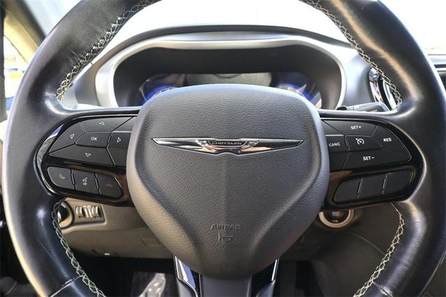 Photo of 2020 Brilliant Black Crystal Pearlcoat Chrysler Pacifica
