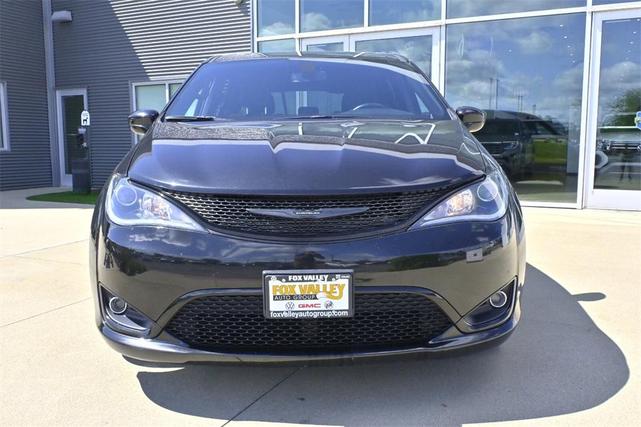 Photo of 2020 Brilliant Black Crystal Pearlcoat Chrysler Pacifica