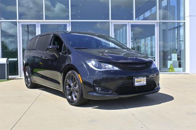 Photo of 2020 Brilliant Black Crystal Pearlcoat Chrysler Pacifica