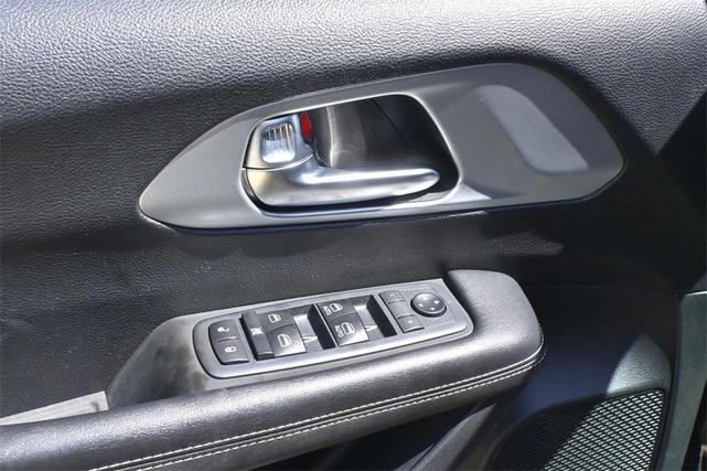 Photo of 2020 Brilliant Black Crystal Pearlcoat Chrysler Pacifica