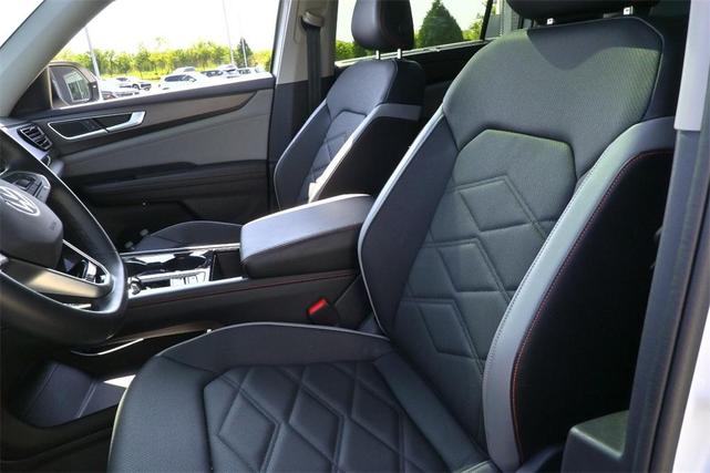 Photo of 2025 Pure White Volkswagen Atlas
