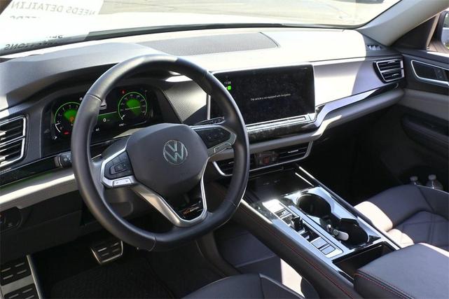 Photo of 2025 Pure White Volkswagen Atlas