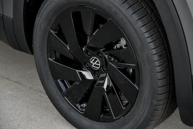 Photo of 2025 Platinum Gray Metallic Volkswagen Atlas