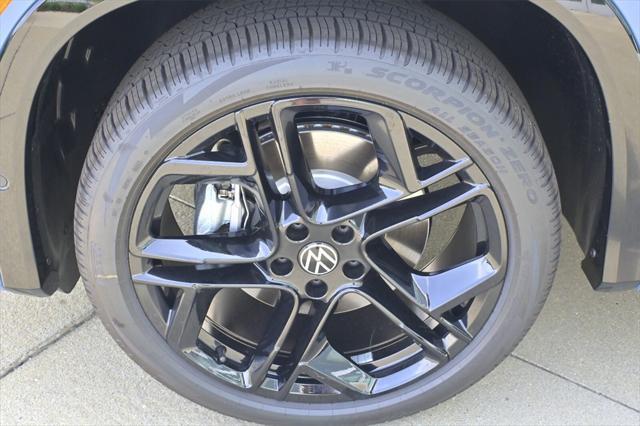 Photo of 2025 Monterey Blue w/Deep Black Roof Volkswagen Tiguan