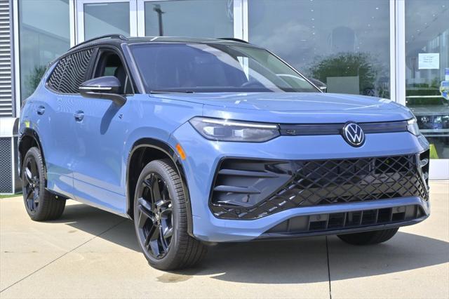 Photo of 2025 Monterey Blue w/Deep Black Roof Volkswagen Tiguan