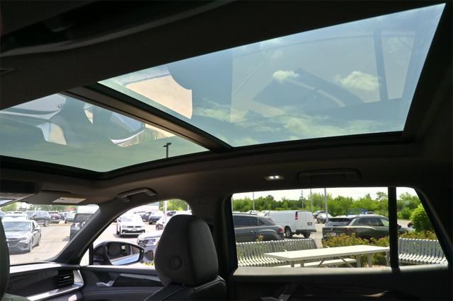 Photo of 2025 Monterey Blue w/Deep Black Roof Volkswagen Tiguan