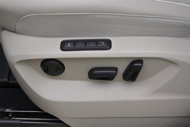 Photo of 2025 Opal White Pearl Volkswagen Atlas