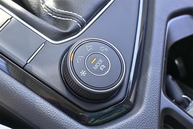 Photo of 2025 Pyrite Silver Metallic Volkswagen Taos
