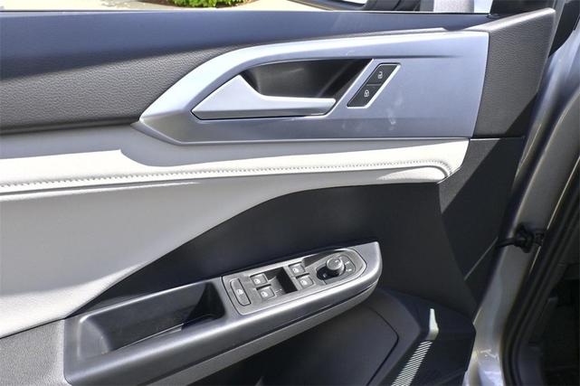 Photo of 2025 Pyrite Silver Metallic Volkswagen Taos