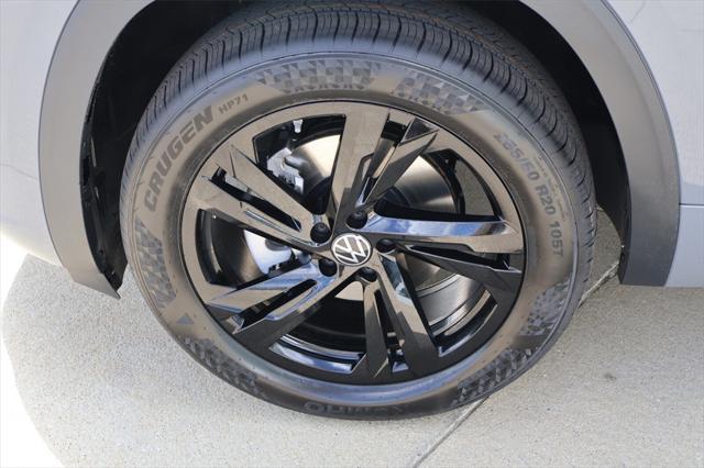 Photo of 2025 Pure Gray Volkswagen Atlas Cross Sport