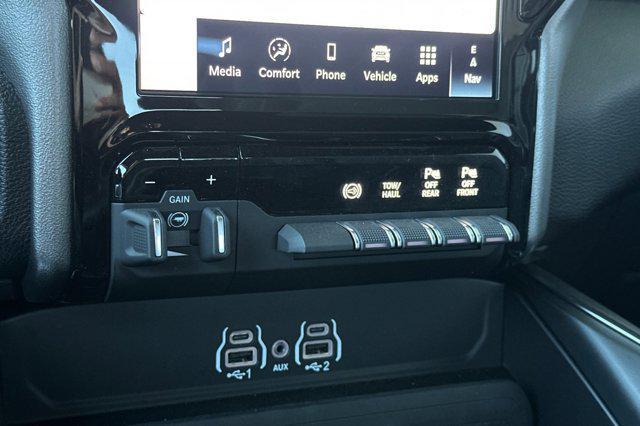 Photo of 2025 Diamond Black Crystal Pearlcoat RAM 2500