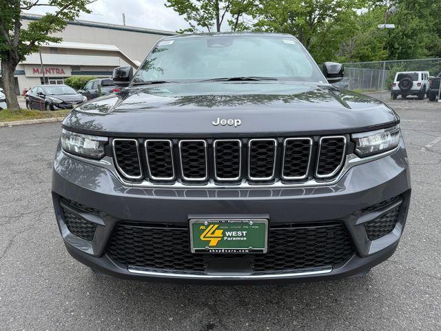 Photo of 2025 Metallic Jeep Grand Cherokee