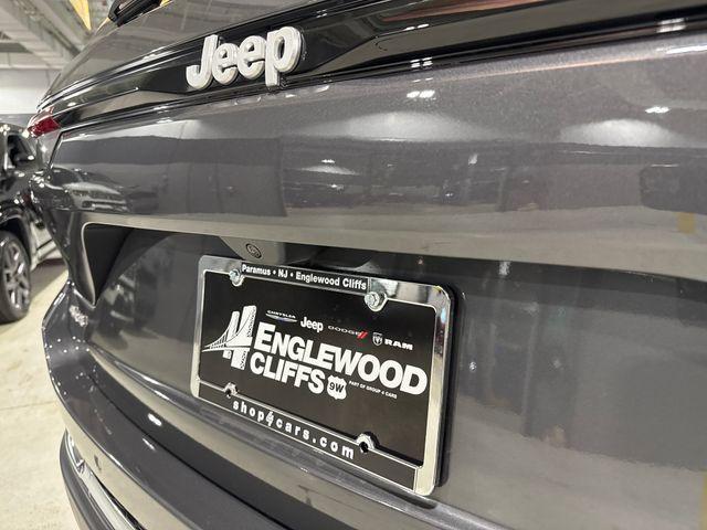Photo of 2025 Metallic Jeep Grand Cherokee