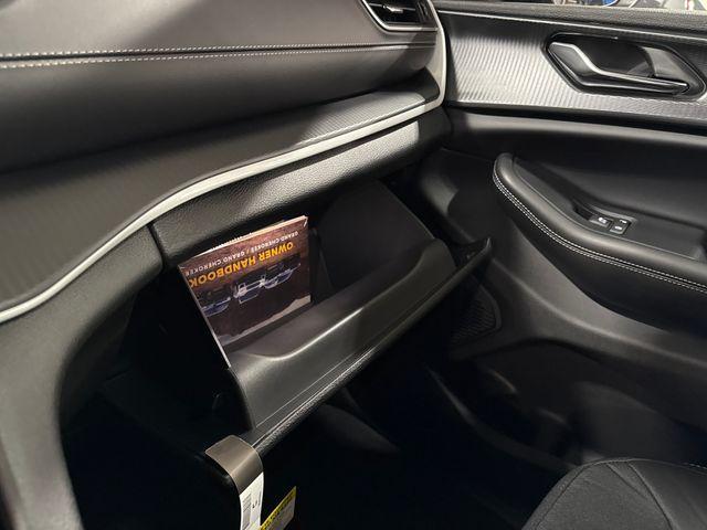 Photo of 2025 Metallic Jeep Grand Cherokee