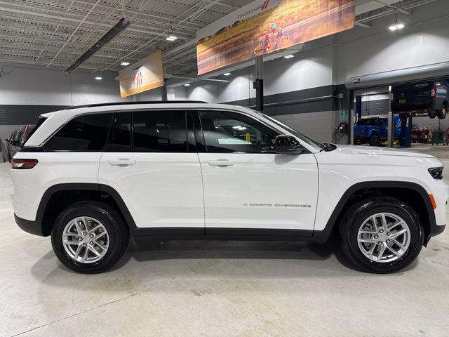 Photo of 2025 Bright White Clearcoat Jeep Grand Cherokee