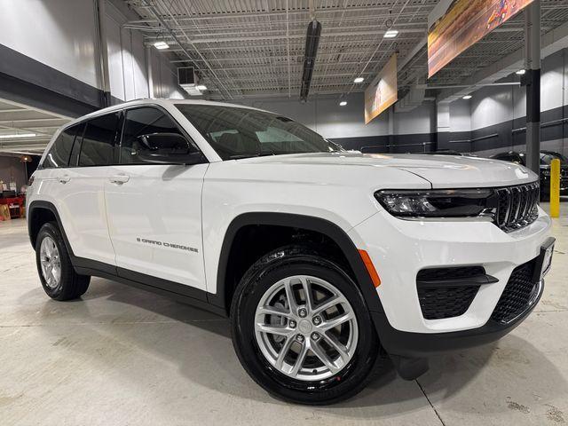 Photo of 2025 Bright White Clearcoat Jeep Grand Cherokee